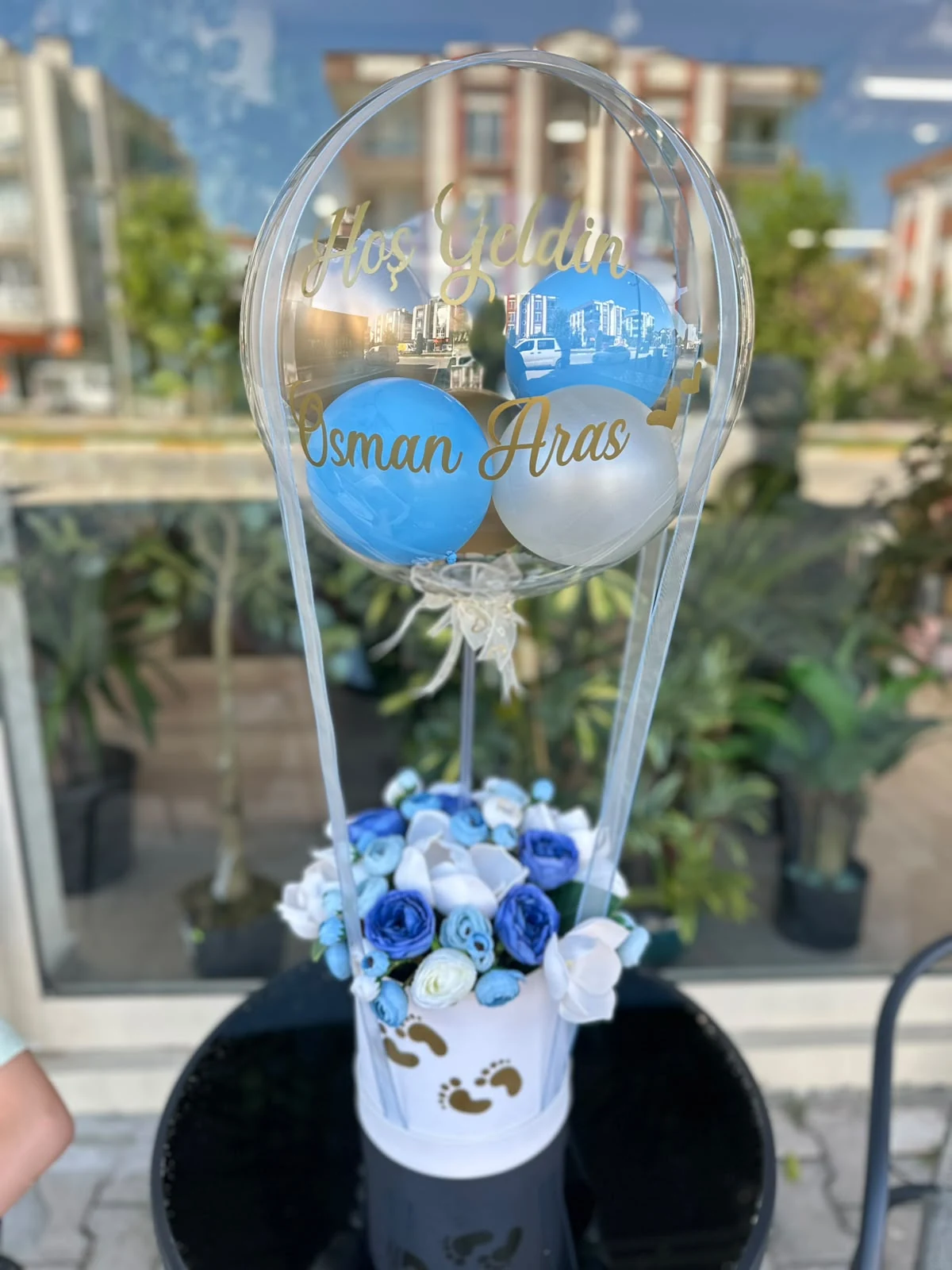 Erkek Bebek Balonlu Mavi Çiçek Kutusu