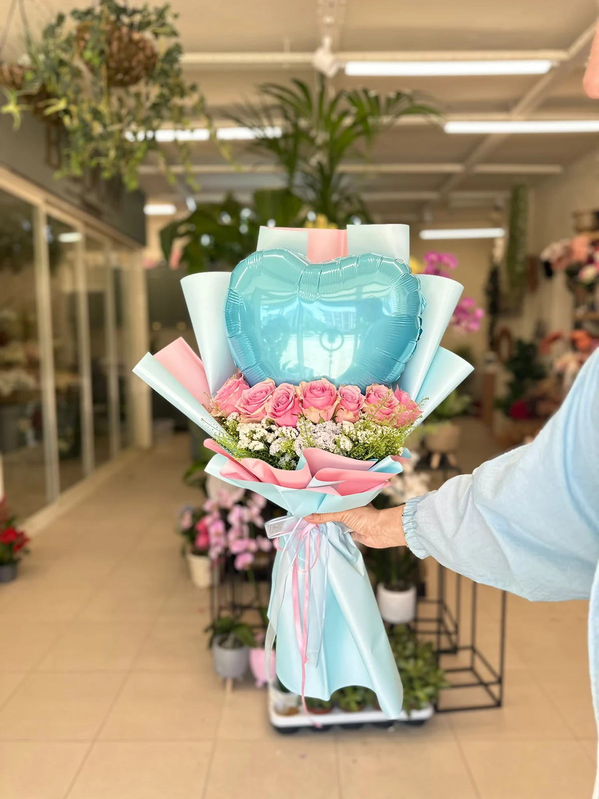 Mavi Kalp Balonlu Pembe Gül Buketi